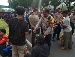 Aksi Mahasiswa BEM UBK di Depan Menara BSI, Polri Bagikan Snack dan Air Mineral