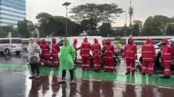 Hujan Deras Tak Surutkan Semangat Polri Kawal Demo di DPR RI