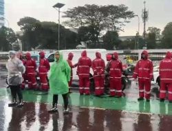 Hujan Deras Tak Surutkan Semangat Polri Kawal Demo di DPR RI