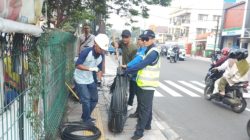 Petugas Dinas PUPR Depok Menertibkan Kabel semrawut di Jln Kartini