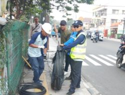 Petugas Dinas PUPR Depok Menertibkan Kabel semrawut di Jln Kartini