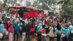 Kepulangan 441Jemaah Haji Kloter 18 Asal Kota Depok, Disambut Haru oleh Sanak Keluarganya