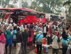Kepulangan 441Jemaah Haji Kloter 18 Asal Kota Depok, Disambut Haru oleh Sanak Keluarganya