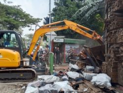 Bandel Akhirnya Satpol PP Tertibkan Sejumlah Bangunan Liar di Jalan Raya Juanda Kota Depok