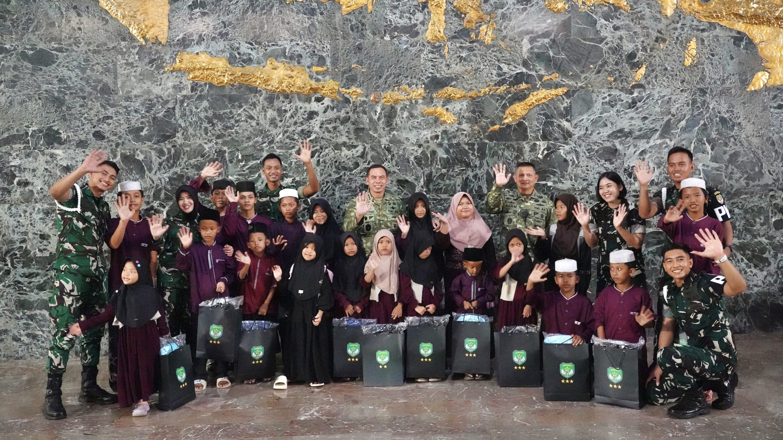 Senyum Anak Yatim Warnai HUT Jakarta, Kodam Jaya Ajak Keliling Monas hingga MRT