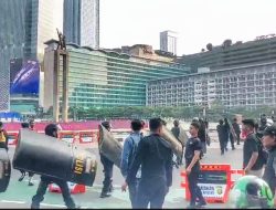 Demo BEM UI Hari Ini: Mahasiswa Tetap Bertahan Suarakan 5 Tuntutan Meski Akses ke Bundaran HI Dibatasi
