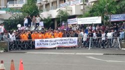 BREAKING NEWS: Eksekusi Hotel Sultan Dimulai, Massa Simpatisan Bertahan di Lokasi dan Akses GBK Ditutup