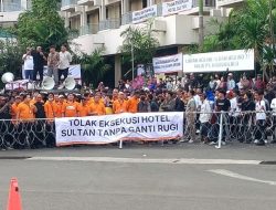 BREAKING NEWS: Eksekusi Hotel Sultan Dimulai, Massa Simpatisan Bertahan di Lokasi dan Akses GBK Ditutup