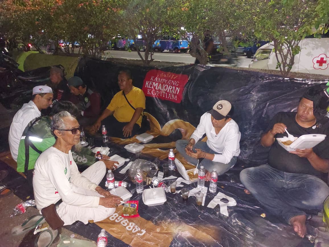 Tak Kenal Lelah, Bekangdam Jaya Layani Kebutuhan Pangan Pengungsi Kebakaran Kemayoran