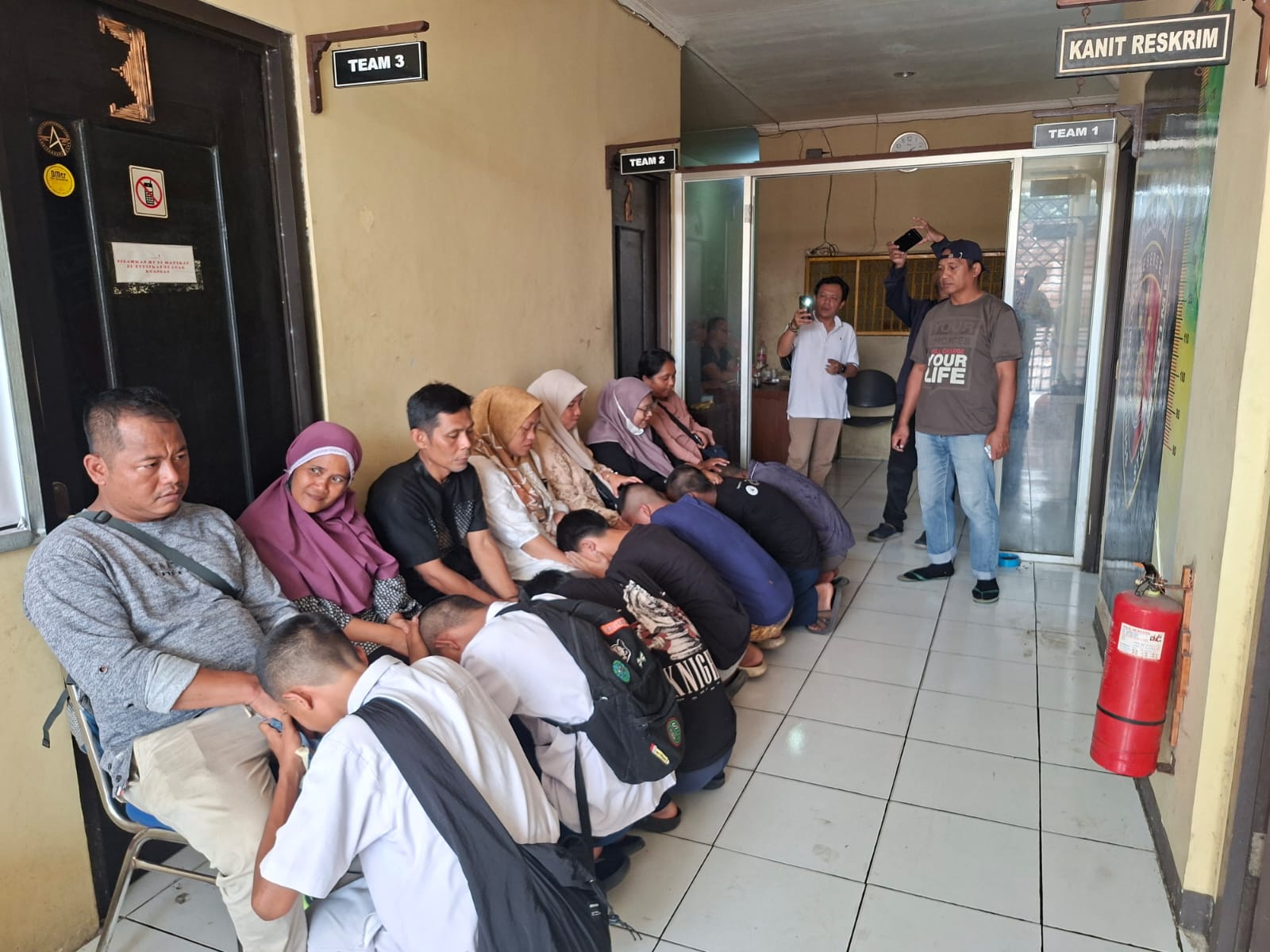 Patroli Polsek Beji Gagalkan Tawuran, Tujuh Remaja Diamankan dan Lima Sajam Disita