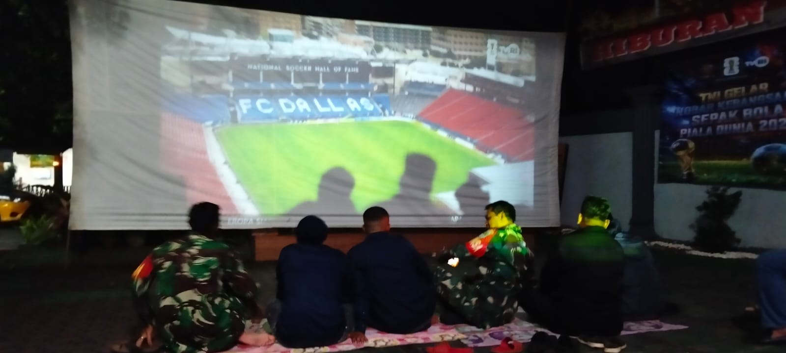 Dari Layar Nobar ke Semangat Kebangsaan, Koramil 05/Sawangan Dekatkan Diri dengan Warga