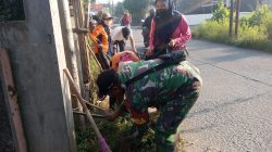 TNI Hadir di Tengah Masyarakat, Koramil 07/Limo Ikut Bersihkan Jalan Raya Krukut
