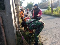 TNI Hadir di Tengah Masyarakat, Koramil 07/Limo Ikut Bersihkan Jalan Raya Krukut