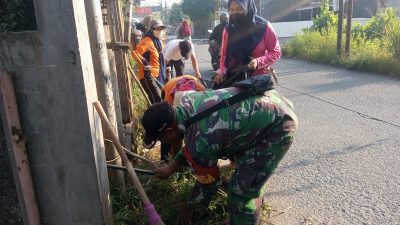 TNI Hadir di Tengah Masyarakat, Koramil 07/Limo Ikut Bersihkan Jalan Raya Krukut