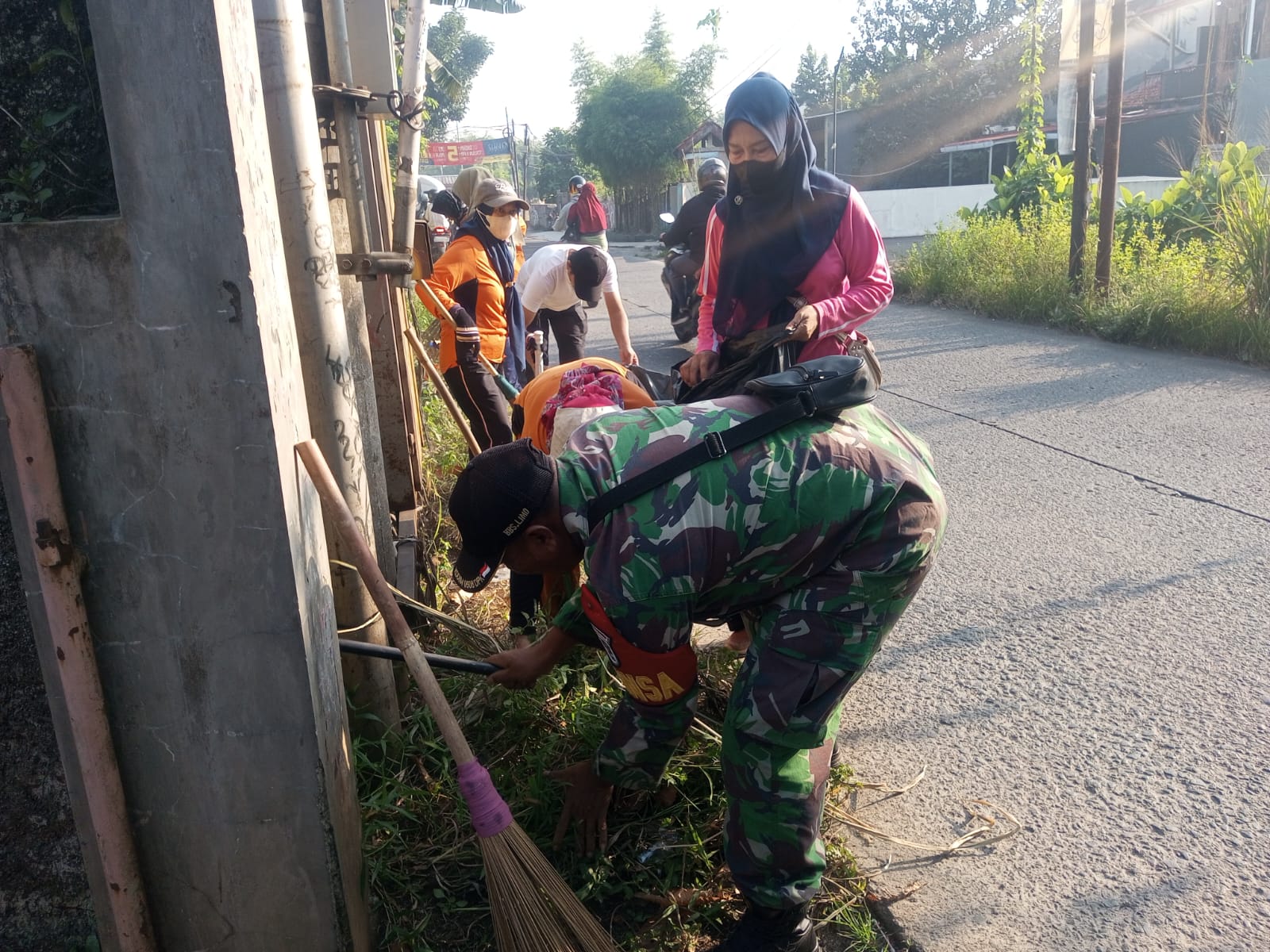 TNI Hadir di Tengah Masyarakat, Koramil 07/Limo Ikut Bersihkan Jalan Raya Krukut