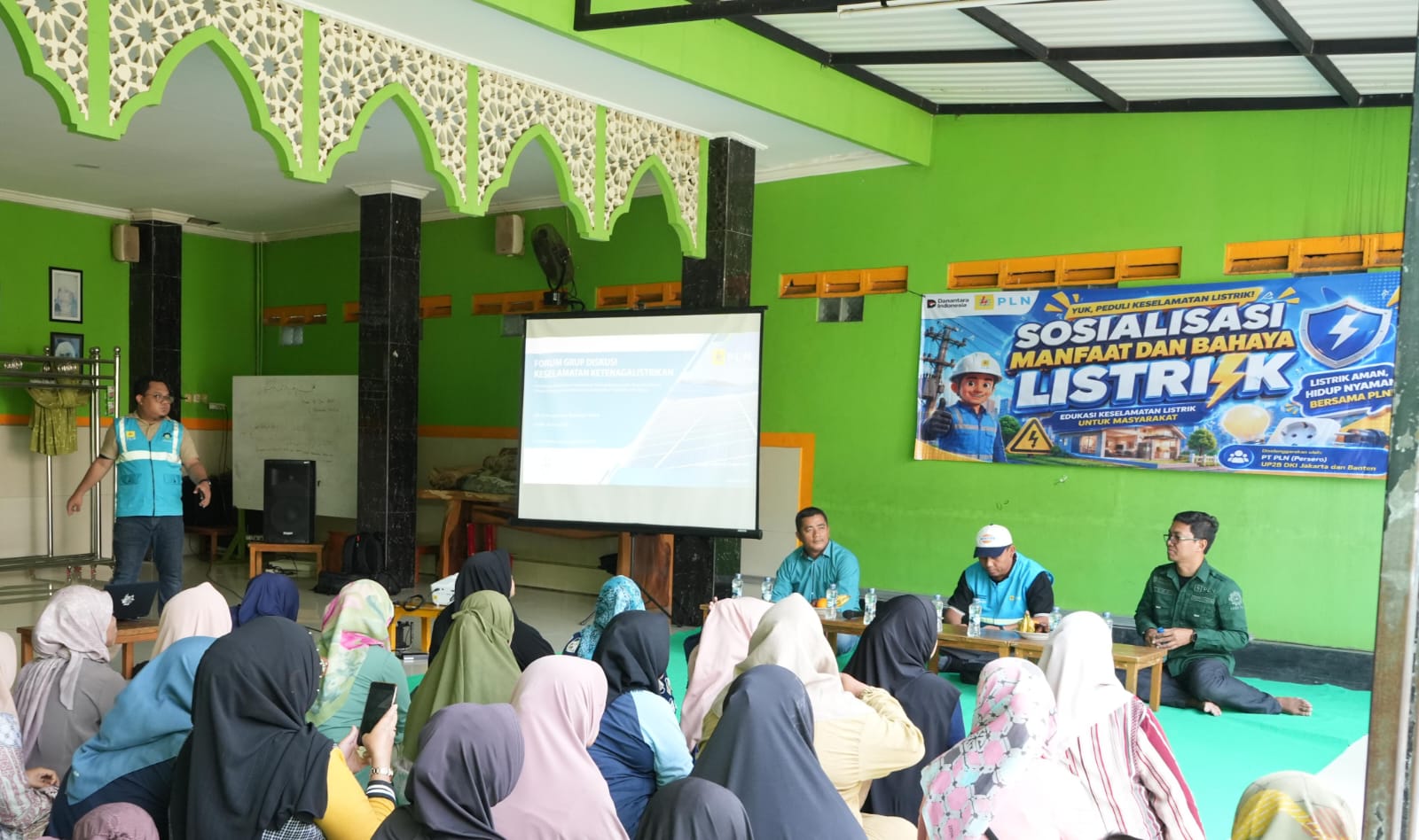 Tingkatkan Kesadaran Keselamatan Ketenagalistrikan, PLN UP2B Jakban Edukasi Warga Sekitar SUTET di Pondok Petir