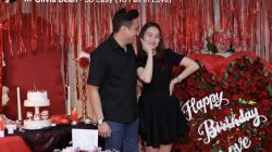 Ayu Ting Ting Rayakan Ultah ke-34 dengan Penuh Kebahagiaan, Buket Mawar Raksasa dari Kevin Gusnadi Jadi Sorotan