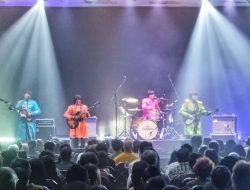 The Fab Four Hidupkan Beatlemania di Jakarta, Ratusan Penggemar Larut Bernyanyi hingga Berburu Merchandise