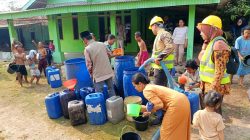 Anak-anak Cibarusah Telat Sekolah, Krisis Air Bersih Ubah Rutinitas Pagi