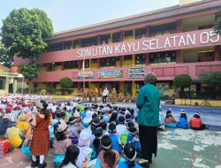 Hari Pertama Masuk Sekolah, Wali Murid SD Negeri Utan Kayu Selatan 05A Antusias Dampingi Anak