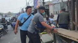Puluhan Lapak Pedagang Pasar Cisalak di Bahu Jalan Raya Bogor Ditertibkan