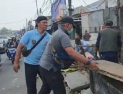 Puluhan Lapak Pedagang Pasar Cisalak di Bahu Jalan Raya Bogor Ditertibkan