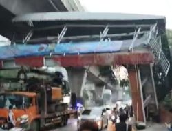 Truk Angkut Ekskavator Tabrak JPO Tendean, Tiang Penyangga Nyaris Roboh