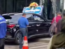 Mobil Tabrak Fasad Gedung di SCBD Jakarta, Kaca Bangunan Pecah