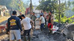 Kebersamaan Satgas TMMD dan Warga Ringankan Pengerjaan Jalan Penghubung Watuduwur-Kalibawang