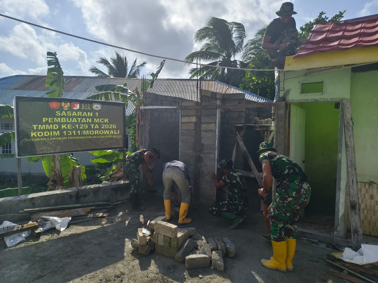 Pemasangan Cor Sloof Atas MCK Masjid Quba Tandai Kemajuan Pembangunan TMMD Ke-129 di Desa Umbele