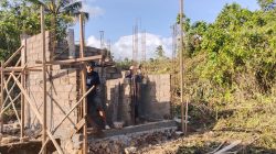 Pemasangan Dinding Batako MCK Desa Polewali Terus Dikebut Satgas TMMD Ke-129 Bersama Warga
