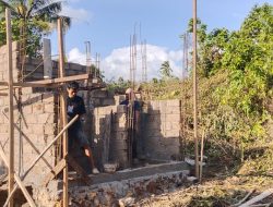 Pemasangan Dinding Batako MCK Desa Polewali Terus Dikebut Satgas TMMD Ke-129 Bersama Warga