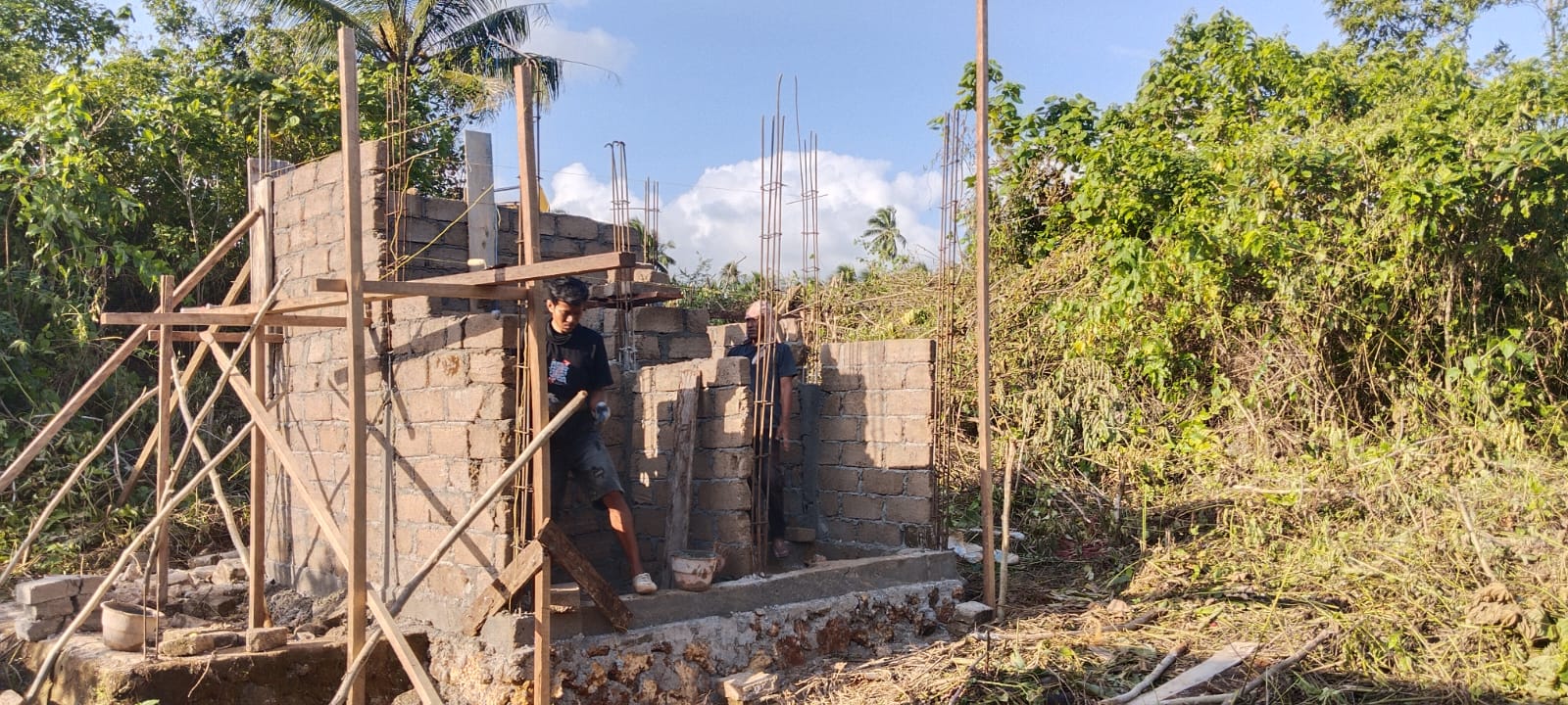 Pemasangan Dinding Batako MCK Desa Polewali Terus Dikebut Satgas TMMD Ke-129 Bersama Warga
