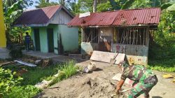 Pembangunan MCK di SDN Pulau Dua Terus Berjalan, Dukung Sanitasi Siswa Morowali – Pembangunan MCK di lingkungan SDN Pulau Dua dalam program TMMD Ke-129 Kodim 1311/Morowali terus berjalan. Personel Satgas TMMD bersama masyarakat bergotong royong menyelesaikan pekerjaan guna menghadirkan fasilitas sanitasi yang layak bagi para siswa. Selama proses pembangunan, tampak para siswa SDN Pulau Dua antusias menyaksikan personel Satgas TMMD bekerja. Kehadiran prajurit TNI di lingkungan sekolah memberikan semangat sekaligus menjadi edukasi bagi anak-anak tentang pentingnya budaya gotong royong dalam membangun fasilitas untuk kepentingan bersama. Kepala SDN Pulau Dua menyampaikan apresiasi atas pembangunan MCK tersebut. Menurutnya, keberadaan fasilitas sanitasi yang memadai akan sangat membantu memenuhi kebutuhan siswa dan menciptakan lingkungan sekolah yang lebih bersih, sehat, dan nyaman sehingga mendukung kelancaran proses belajar mengajar.