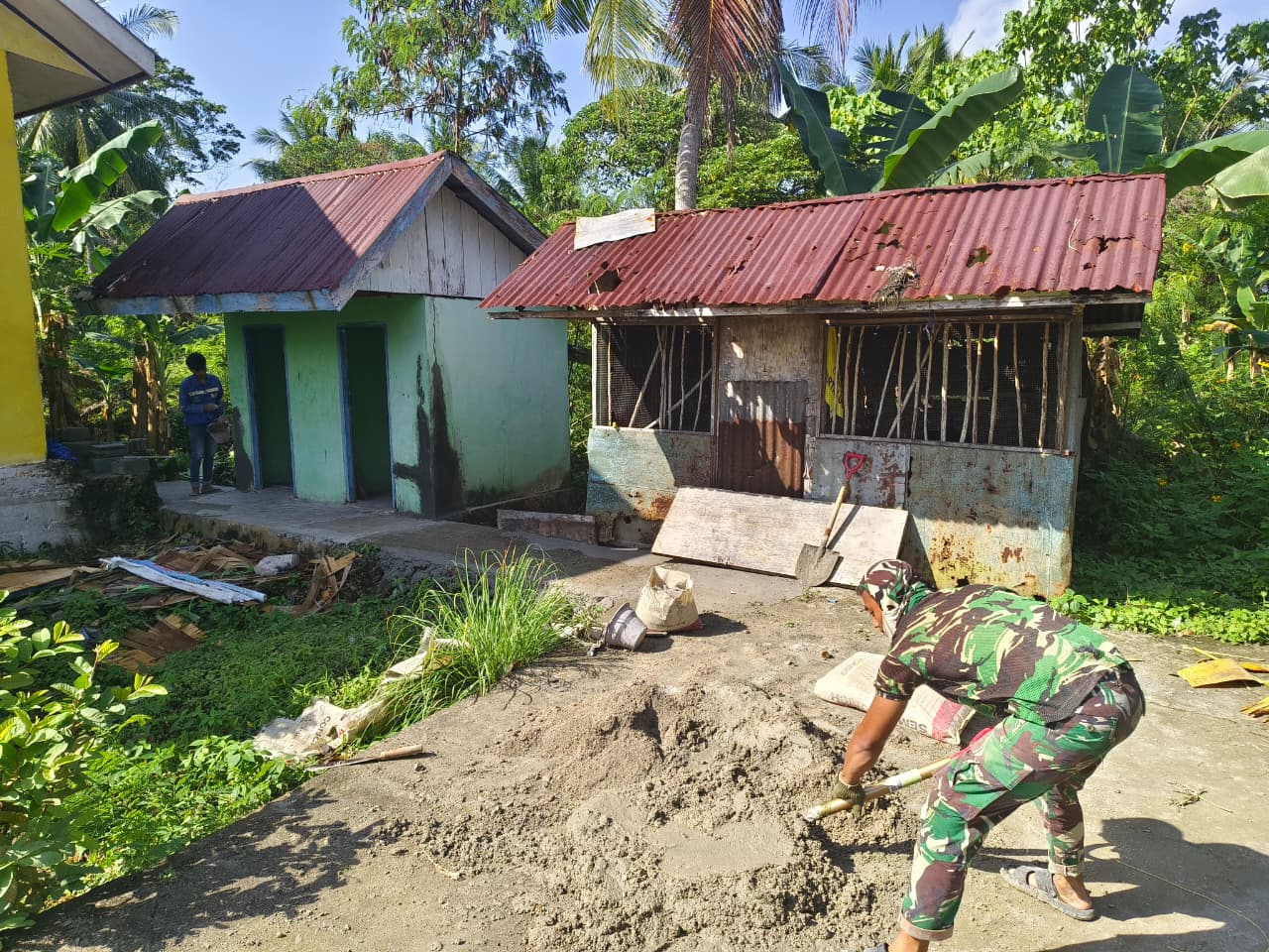 Pembangunan MCK di SDN Pulau Dua Terus Berjalan, Dukung Sanitasi Siswa Morowali – Pembangunan MCK di lingkungan SDN Pulau Dua dalam program TMMD Ke-129 Kodim 1311/Morowali terus berjalan. Personel Satgas TMMD bersama masyarakat bergotong royong menyelesaikan pekerjaan guna menghadirkan fasilitas sanitasi yang layak bagi para siswa. Selama proses pembangunan, tampak para siswa SDN Pulau Dua antusias menyaksikan personel Satgas TMMD bekerja. Kehadiran prajurit TNI di lingkungan sekolah memberikan semangat sekaligus menjadi edukasi bagi anak-anak tentang pentingnya budaya gotong royong dalam membangun fasilitas untuk kepentingan bersama. Kepala SDN Pulau Dua menyampaikan apresiasi atas pembangunan MCK tersebut. Menurutnya, keberadaan fasilitas sanitasi yang memadai akan sangat membantu memenuhi kebutuhan siswa dan menciptakan lingkungan sekolah yang lebih bersih, sehat, dan nyaman sehingga mendukung kelancaran proses belajar mengajar.