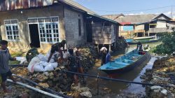 Personel Satgas TMMD Bersama Masyarakat Drop Material Pasir ke Lokasi Sasaran Melalui Jalur Laut