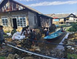 Personel Satgas TMMD Bersama Masyarakat Drop Material Pasir ke Lokasi Sasaran Melalui Jalur Laut
