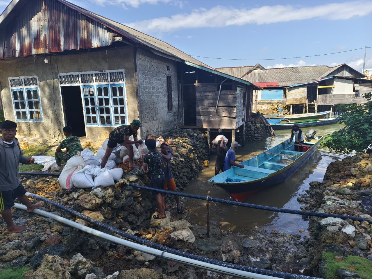 Personel Satgas TMMD Bersama Masyarakat Drop Material Pasir ke Lokasi Sasaran Melalui Jalur Laut