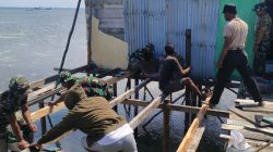 Pemasangan Lantai Tandai Kemajuan Renovasi RTLH TMMD Ke-129 di Desa Umbele
