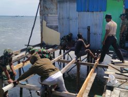 Pemasangan Lantai Tandai Kemajuan Renovasi RTLH TMMD Ke-129 di Desa Umbele