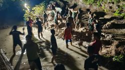Satgas TMMD Ke-129 Kodim 1311/Morowali Lembur Bersama Warga Kumpulkan Material Lokal di Pesisir Pantai Umbele