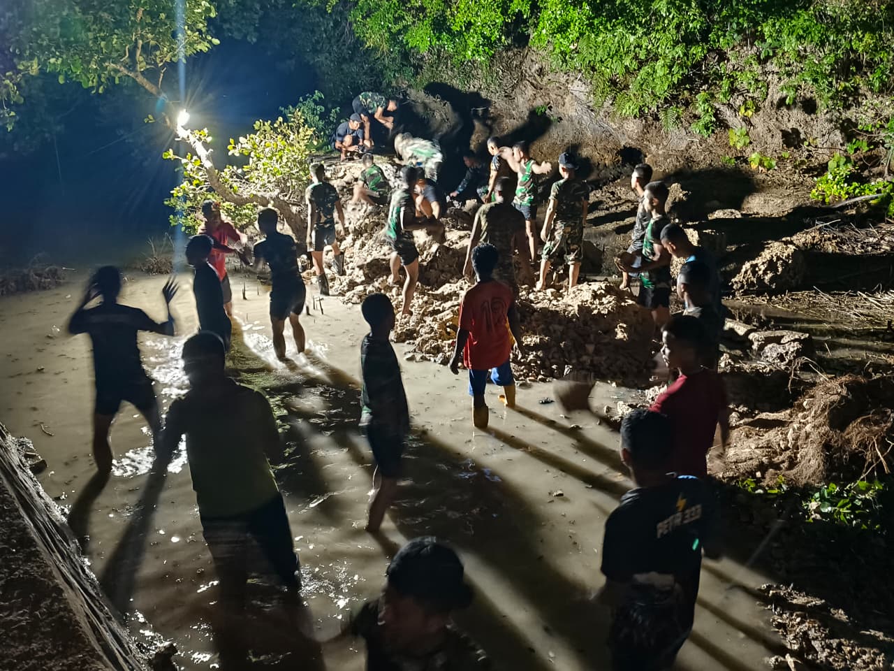 Satgas TMMD Ke-129 Kodim 1311/Morowali Lembur Bersama Warga Kumpulkan Material Lokal di Pesisir Pantai Umbele