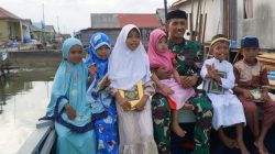 Prada Jefrin Manfaatkan Waktu Luang Mengajar Mengaji Anak-anak di Lokasi TMMD Ke-129 Kodim 1311/Morowali