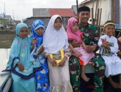 Prada Jefrin Manfaatkan Waktu Luang Mengajar Mengaji Anak-anak di Lokasi TMMD Ke-129 Kodim 1311/Morowali