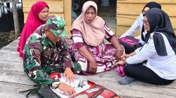 Personil Satgas TMMD bersama Puskesmas Umbele Laksanakan Pengobatan Door to Door bagi Warga di Lokasi TMMD Ke-129