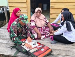Personil Satgas TMMD bersama Puskesmas Umbele Laksanakan Pengobatan Door to Door bagi Warga di Lokasi TMMD Ke-129