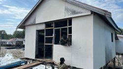 Pemasangan Kalsiboard Luar Tandai Kemajuan Renovasi RTLH Milik Ibu Salawiah di Desa Polewali