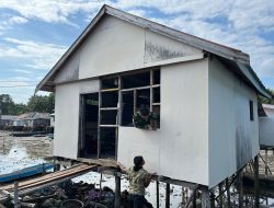 Pemasangan Kalsiboard Luar Tandai Kemajuan Renovasi RTLH Milik Ibu Salawiah di Desa Polewali