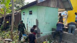 Pemasangan Atap Tandai Kemajuan Pembangunan MCK SDN Pulau Dua dalam Program TMMD Ke-129