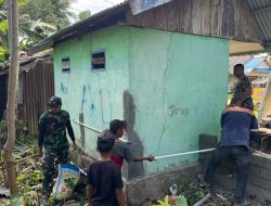 Pemasangan Atap Tandai Kemajuan Pembangunan MCK SDN Pulau Dua dalam Program TMMD Ke-129